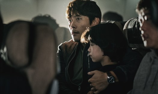 Lee Byung-hun cũng góp mặt trong bom tấn “Hạ cánh khẩn cấp”. Ảnh: NSX