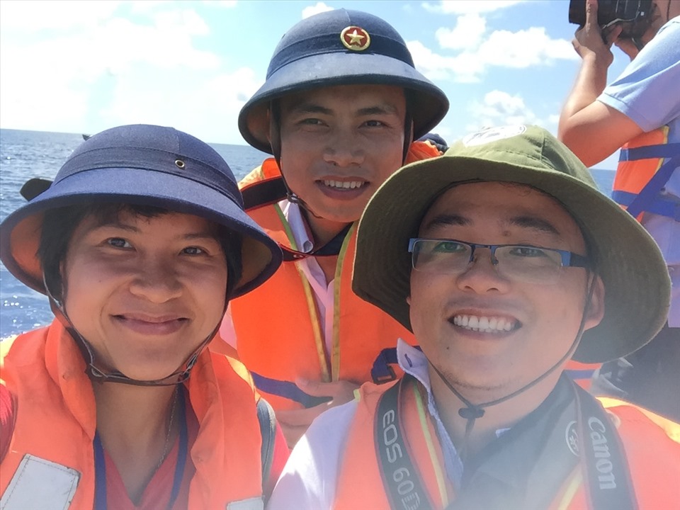 Nhóm PV trên đoàn công tác Trường Sa số 11 năm 2016. Ảnh: KH