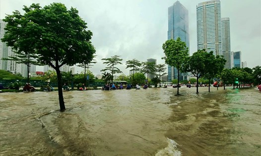 Nhiều tuyến đường của Hà Nội ngập sâu sau mưa lớn - ảnh hưởng của hoàn lưu bão số 2. Ảnh: Anh Thơ