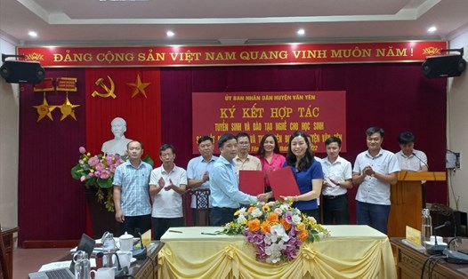 Thông qua việc ký kết hợp tác sẽ giúp huyện Văn Yên có được nguồn nhân lực dồi dào qua đào tạo giúp cho việc phát triển địa phương. Ảnh: Văn Đức.