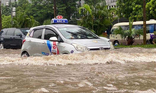 Nhiều tuyến đường của Hà Nội ngập sâu do mưa lớn - ảnh hưởng của hoàn lưu bão số 2. Ảnh: Cát Tường.