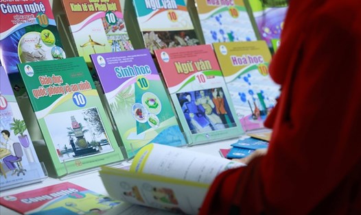 Cận kề năm học mới, phụ huynh vẫn "chật vật" tìm mua sách giáo khoa. Ảnh minh họa: Hải Nguyễn