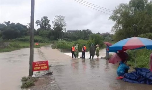 Ngầm tràn lối vào xóm Trại xã Hương Cần - nơi nhân viên y tế trường THPT Hương Cần bị lũ cuốn trôi. Ảnh: MXH.