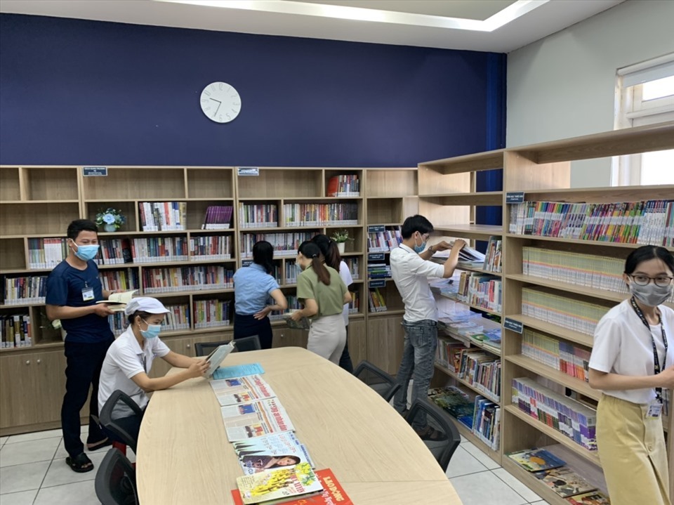Giữa năm 2021, Công đoàn Công ty TNHH MTV Sedo Vinako (Sedo) tại Quảng Nam tổ chức ra mắt thư viện công nhân với hơn 3.000 đầu sách. Ảnh: TB