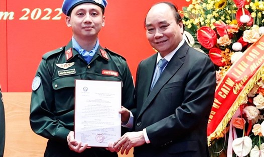 Chủ tịch nước Nguyễn Xuân Phúc trao quyết định cho Trung tá Nguyễn Ngọc Hải làm nhiệm vụ tại Trụ sở Liên hợp quốc. Ảnh: Thống Nhất