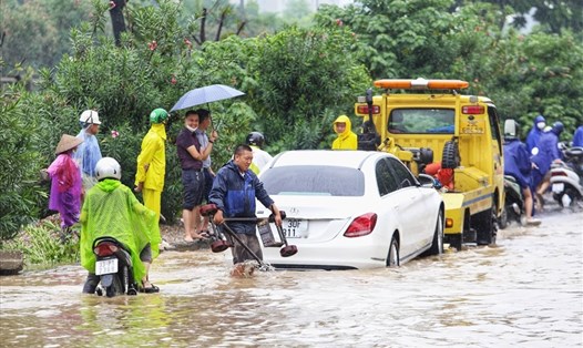 Đường phố Hà Nội ngập nước sáng 12.8 do ảnh hưởng của bão số 2. Ảnh: Tô Thế