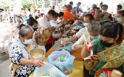 Một nghi lễ trong Đại lễ Phật Đản Phật lịch 2566-Dương lịch 2022, được tổ chức tại chùa Phật Tích thủ đô Vientiane (Lào) ngày 15.5. Ảnh: Khánh Minh