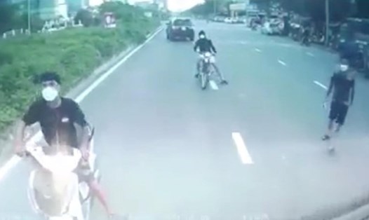 Nhóm thanh niên cầm hung khí chặn xe tại đường Nguyễn Văn Huyên kéo dài, quận Tây Hồ. Ảnh: Camera hành trình ghi lại.