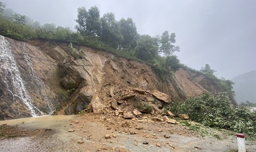 Mưa lớn gây sạt lở tại nhiều tuyến đường ở tỉnh Sơn La. Ảnh: M.N.