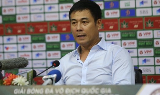 Huấn luyện viên Nguyễn Hữu Thắng dự họp báo sau trận đấu với Bình Định. Ảnh: TV