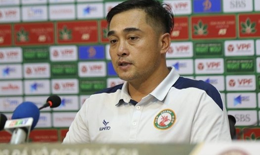 Huấn luyện viên Đức Thắng dự họp báo sau trận đấu với TPHCM. Ảnh: TV