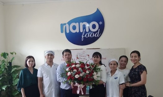 Liên đoàn Lao động huyện Quốc Oai  chúc mừng Công đoàn cơ sở Công ty Cổ phần Thực phẩm NANO FOOD. Ảnh: CĐH