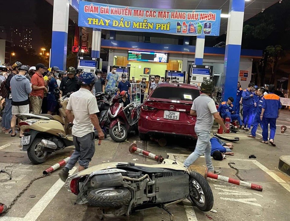 Chiếc xe ôtô chui sâu vào trong khu vực đổ xăng.