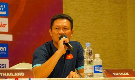 Huấn luyện viên Nguyễn Quốc Tuấn không trách học trò sau trận thua chung kết. Ảnh: VFF