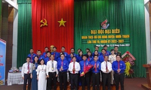 Lãnh đạo Tỉnh đoàn, Huyện ủy tặng hoa chúc mừng BCH Đoàn TNCS Hồ Chí Minh huyện Nhơn Trạch nhiệm kỳ 2022 - 2027. Ảnh: Xuân Mai