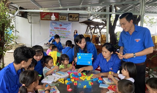 Các bạn sinh viên đại học Kiên Giang tham gia dạy lớp học hè cho trẻ em. Ảnh: PV