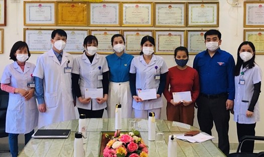 Lãnh đạo Công đoàn ngành Y tế Tuyên Quang trao hỗ trợ cho đoàn viên mắc COVID-19. Ảnh: CĐTQ