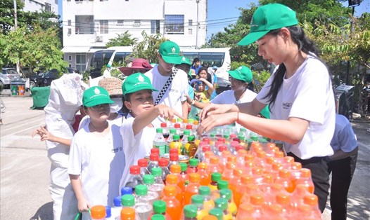 Người dân Đà Nẵng tái chế, gom tác đổi quà để bảo vệ môi trường. Ảnh: TT