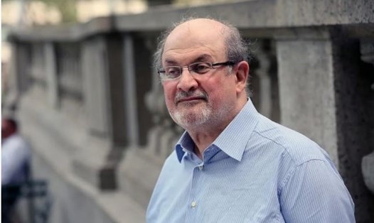 Tiểu thuyết gia Salman Rushdie. Ảnh chụp màn hình