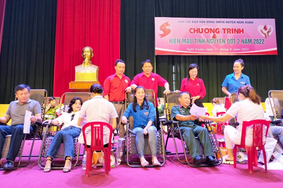 Các tình nguyện viên huyện Nghi Xuân tham gia hiến máu nhân đạo. Ảnh: CĐ.