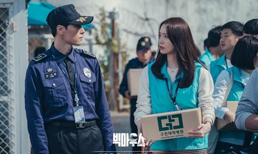 YoonA (SNSD) trong cảnh quay vào nhà tù làm tình nguyện. Ảnh: Poster MBC.