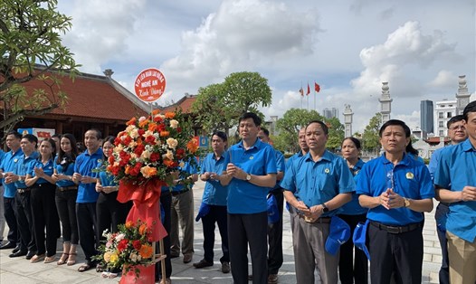 Đoàn công tác LĐLĐ tỉnh Nghệ An dâng hương tưởng niệm lãnh tụ Nguyễn Đức Cảnh. Ảnh: TT