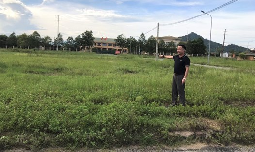 Ông Lê Huy Hoàng đứng trên mảnh đất tại xã Thạch Bằng đã mua trúng đấu giá 5 năm trước. Ảnh: QĐ