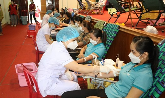 Các tình nguyện viên là cán bộ đoàn viên, CNLĐ trên địa bàn huyện Hoa Lư (Ninh Bình) tham gia hiến máu tình nguyện. Ảnh: NT
