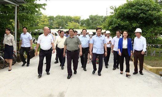 Thủ tướng Phạm Minh Chính kiểm tra hoạt động Nhà máy Đạm Ninh Bình. Ảnh: NT