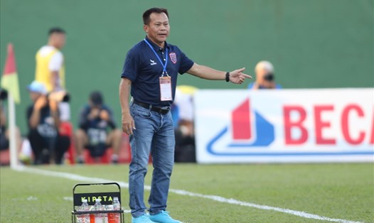 Huấn luyện viên  Lư Đình Tuấn trong trận đấu với Sài Gòn. Ảnh: VPF