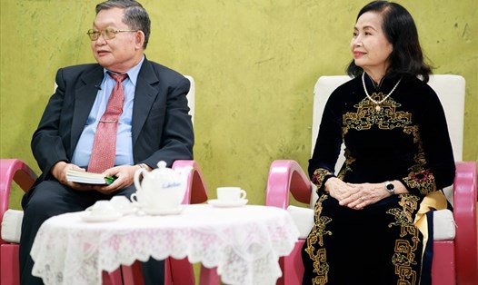 Vợ chồng ông Nguyễn Cự (72 tuổi) và bà Phạm Thị Phương (67 tuổi) tại chương trình "Tình trăm năm". Ảnh: NSX