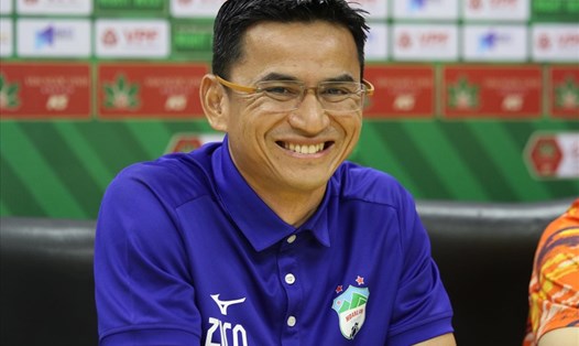 Huấn luyện viên Kiatisak tự tin trước trận đấu gặp câu lạc bộ Hà Nội. Ảnh: TX