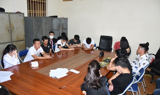 Các đối tượng liên quan việc tổ chức, sử dụng ma túy trong quán Playhouse trên đường Hồ Sen, quận Lê Chân, Hải Phòng. Ảnh: CA Hải Phòng.