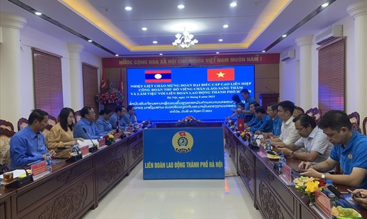 Hội đàm và ký kết Bản ghi nhớ quan hệ hợp tác hữu nghị, giai đoạn 2022-2027 giữa Liên đoàn Lao động Thành phố Hà Nội và Liên hiệp Công đoàn Thủ đô Viêng Chăn diễn ra chiều 14.8. Ảnh: Mai Quý