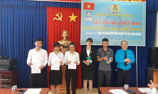 Ông Lưu Văn Lợi - Chủ tịch LĐLĐ huyện Đức Trọng (Lâm Đồng) trao quyết định công nhận và chúc mừng Ban Chấp hành CĐCS. Ảnh Thúy Hiệp