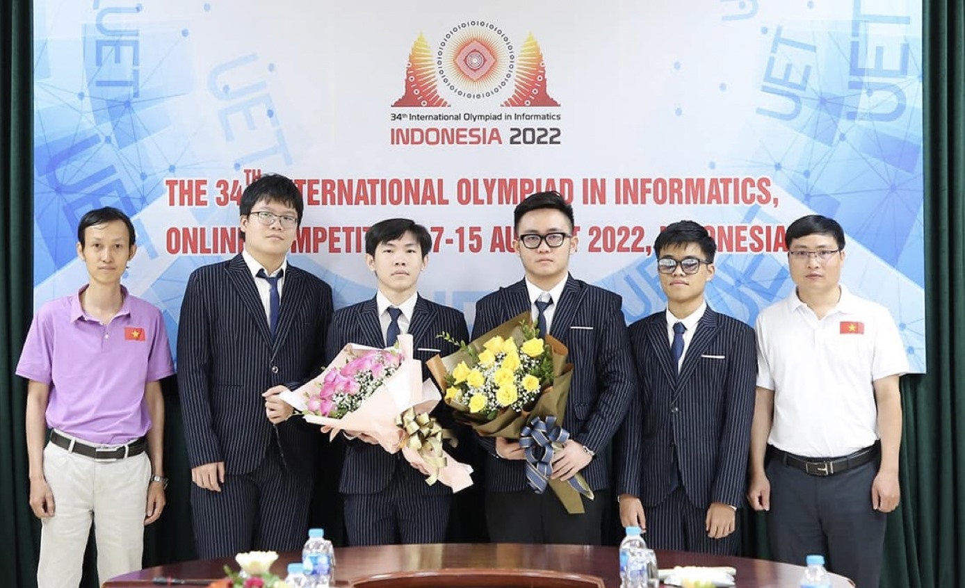 Các thí sinh của đội tuyển Việt Nam tham dự kỳ thi Olympic Tin học quốc tế năm 2022 cùng thầy giáo trưởng đoàn và phó đoàn. Ảnh: MOET