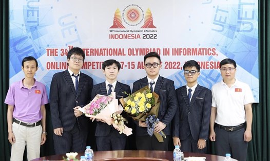 Các thí sinh của đội tuyển Việt Nam tham dự kỳ thi Olympic Tin học quốc tế năm 2022 cùng thầy giáo trưởng đoàn và phó đoàn. Ảnh: MOET