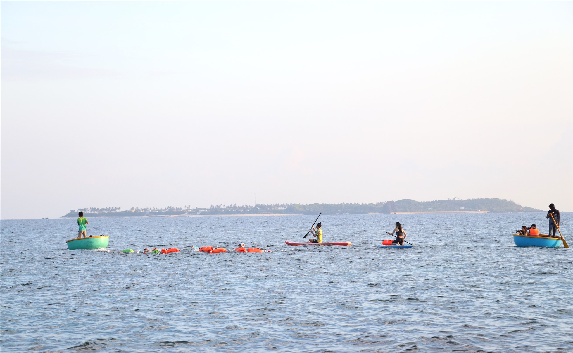 Quảng Ngãi: 36 vận động viên trẻ chinh phục đường bơi vượt biển đảo Lý Sơn