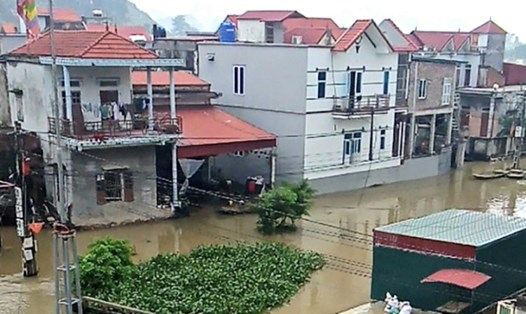 Nhiều nhà dân tại thông Cao Thắng, xã Đức Long, huyện Nho Quan, Ninh Bình bị ngập sâu trong nước. Ảnh: NT