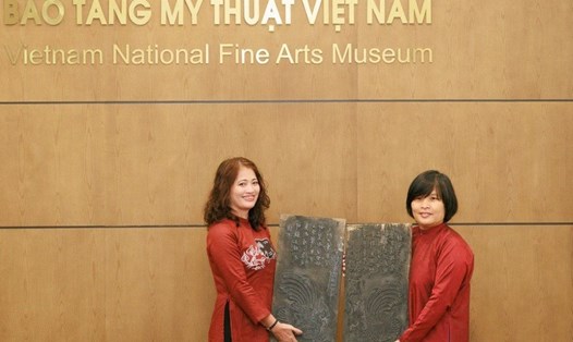 Bà Đinh Thị Hoài Trai - Giám đốc Bảo tàng Mỹ Thuật Huế tiếp nhận các hiện vật. Ảnh: Đ.T