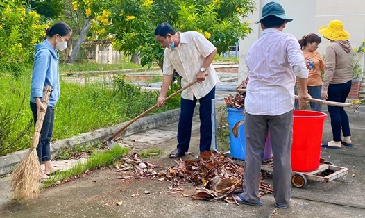Dọn vệ sinh môi trường để phòng chống dịch bệnh sốt xuất huyết tại huyện Long Điền. Ảnh: N.T