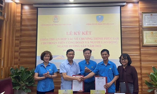 Lễ ký Thỏa thuận hợp tác giữa Công đoàn Đường sắt Việt Nam và Công ty Cổ phần Sữa Hà Lan diễn ra sáng 15.8. Ảnh: Chu Kiên