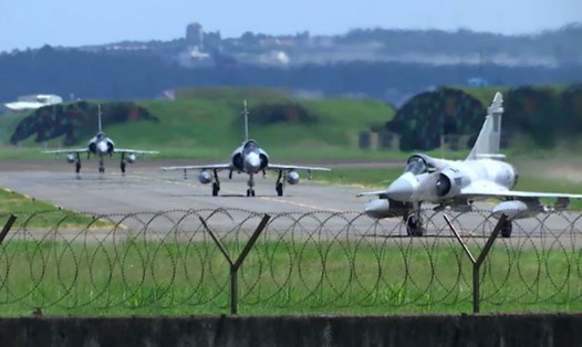 Máy bay chiến đấu Mirage của không quân Đài Loan tại một căn cứ không quân ở Tân Trúc, Đài Loan ngày 5.8. Ảnh: Johnson Lai