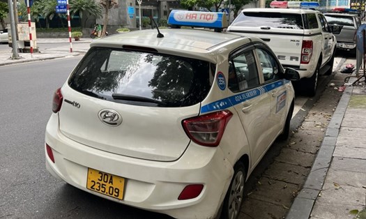 Lái xe taxi Hà Nội đã có hành vi "chặt chém" giá cước với khách du lịch.