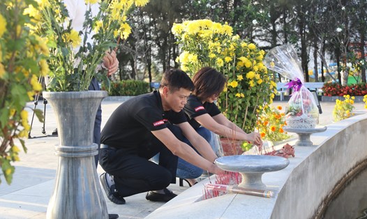 Lãnh đạo Quỹ XHTT Tấm lòng Vàng dâng hương tại Khu tưởng niệm chiến sĩ Gạc Ma. Ảnh: T.T