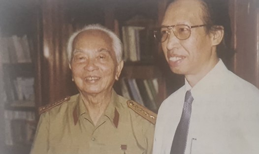Tổng Biên tập Phạm Huy Hoàn thăm và chúc thọ Đại tướng Võ Nguyên Giáp nhân ngày sinh nhật lần thứ 88.