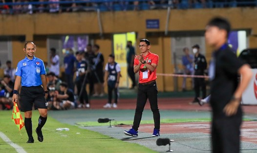 Huấn luyện viên Kiatisak tạo điều kiện cho cầu thủ trẻ thử lửa ở những trận cầu căng thẳng như gặp Hà Nội. Ảnh: Minh Dân