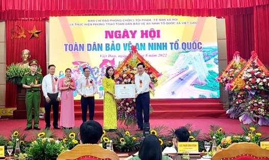 Phó Thủ tướng Thường trực Phạm Bình Minh tặng quà cho lãnh đạo UBND xã Việt Dân, thị xã Đông Triều. Ảnh: Nguyễn Hùng