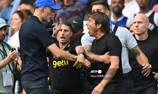 Thomas Tuchel và Antonio Conte liên tục va chạm nhau trong trận đấu.  Ảnh: AFP
