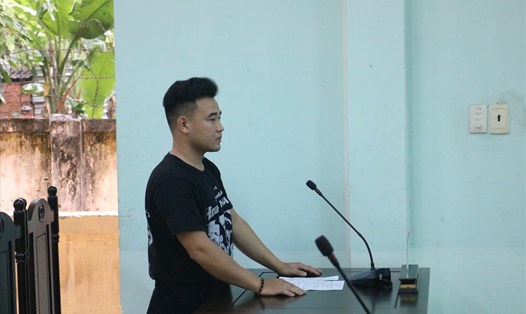Bạn đọc Nguyễn Văn Đới khi tham dự phiên tòa đòi công bằng cho mình. Ảnh: NVCC